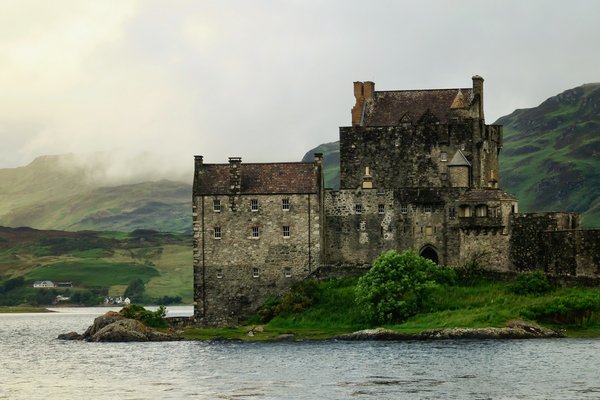 What are the best locations in Scotland for guided tours on the history of the Scottish clans?